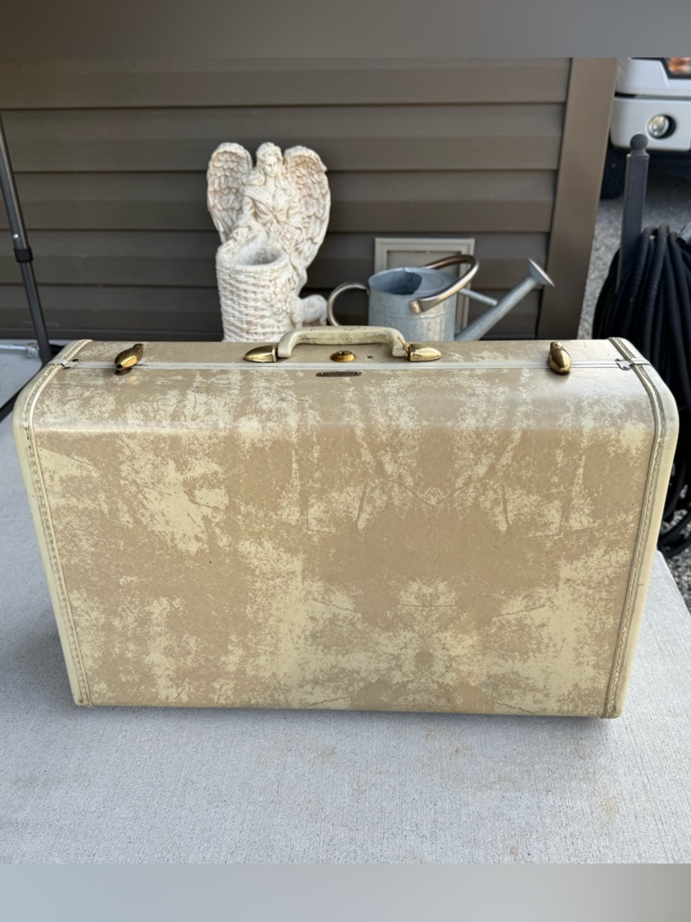 vintage Samsonite Streamlite suitcase from the 1950s, marbled cream vinyl finish